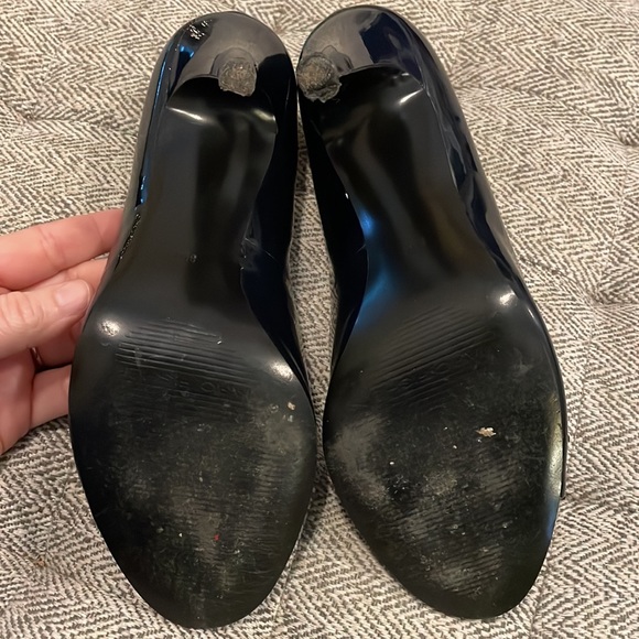 Marc Fisher navy heels size 8.5M - Picture 4 of 5
